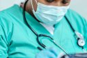 Stagiaire en formation d'aide-soignante prenant des notes à l'hopital.