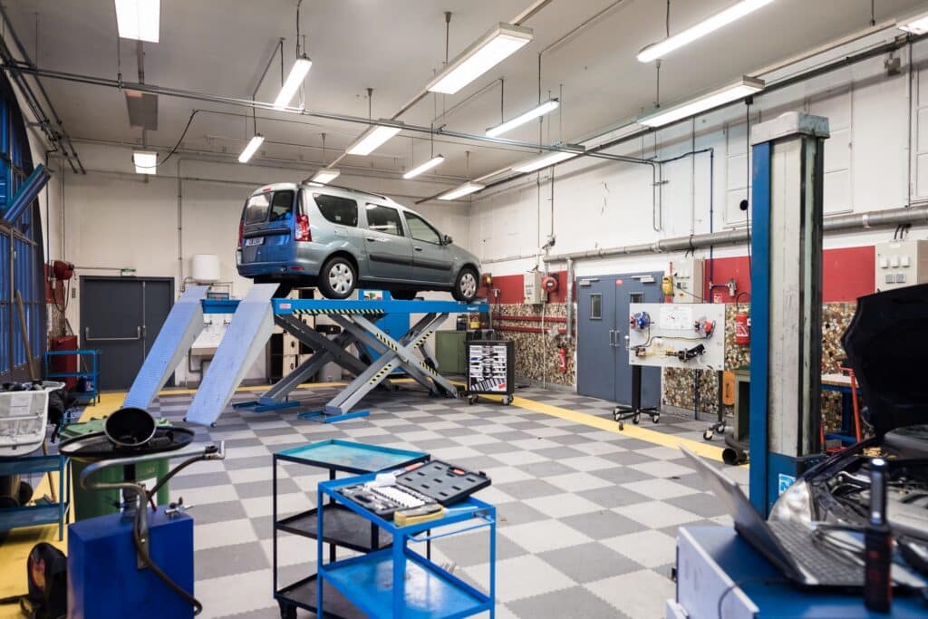 Photo de l'atelier de mécanique automobile au lycée Camille Jenatzy à Paris - Agrandir l'image, fenêtre modale