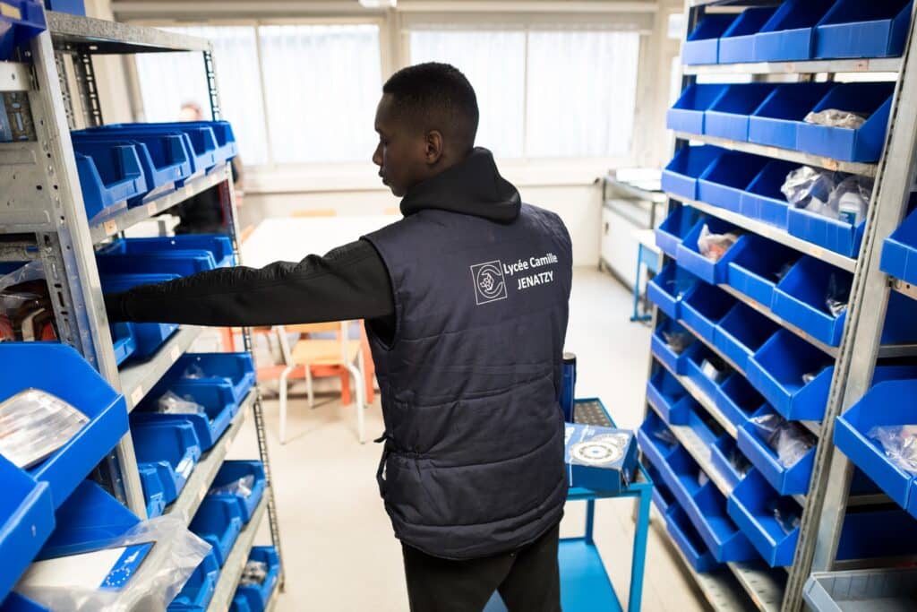 Stagiaire en formation logistique au lycée Camille Jenatzy à Paris - Agrandir l'image, fenêtre modale