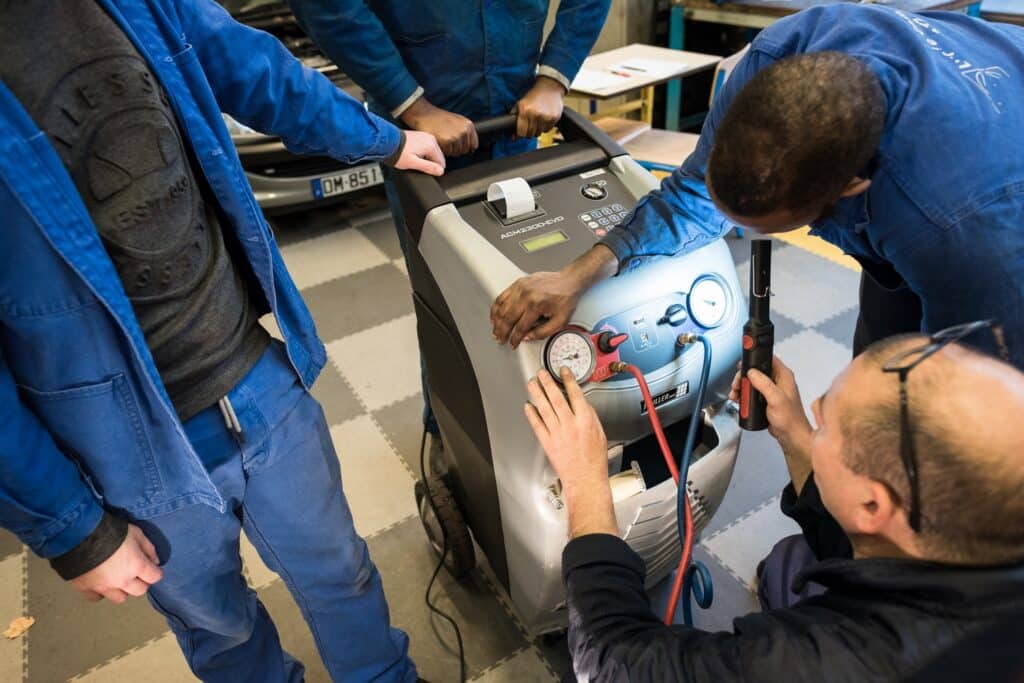 Photo des équipements disponibles au lycée Camille Jenatzy pour des formations en mécanique - Agrandir l'image, fenêtre modale