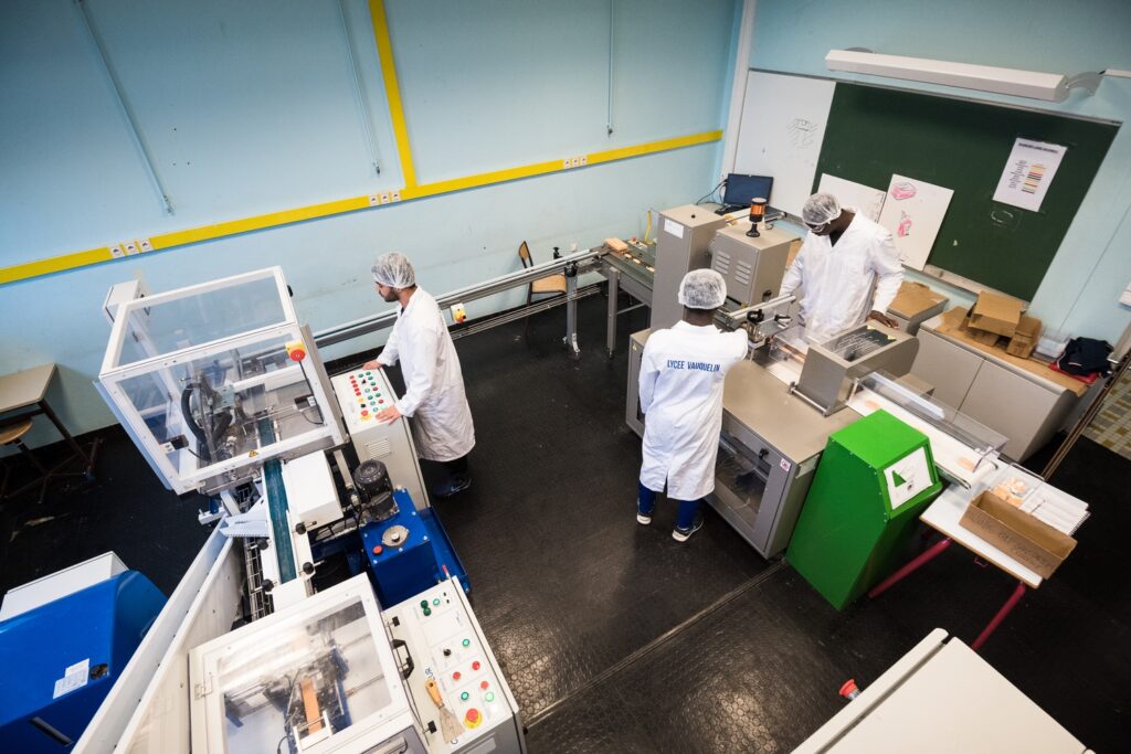 Stagiaires adultes en formation sur une ligne de production industrielle au sein du Greta GPI2D.