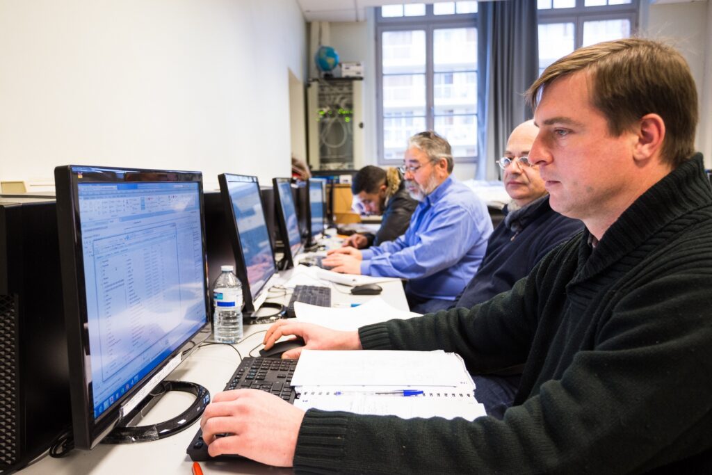 Stagiaires sur ordinateur pour une formation AutoCAD pour adultes à Paris, avec le Greta Paris Industrie Développement Durable.