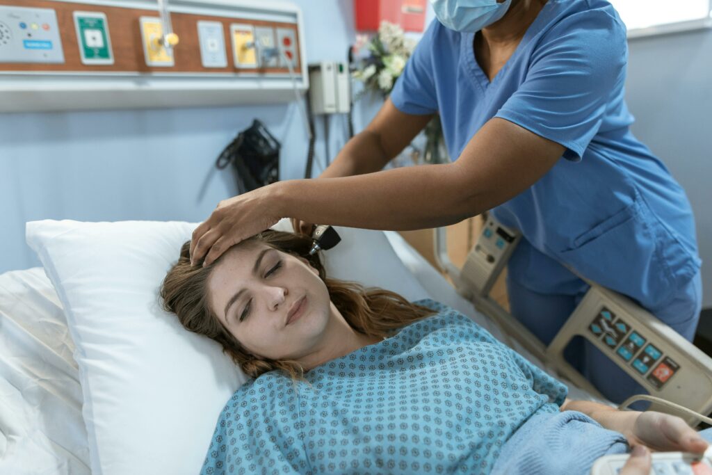 L'aide-soignant est un métier phare du secteur sanitaire et social, accessible grâce à une formation DEAS.