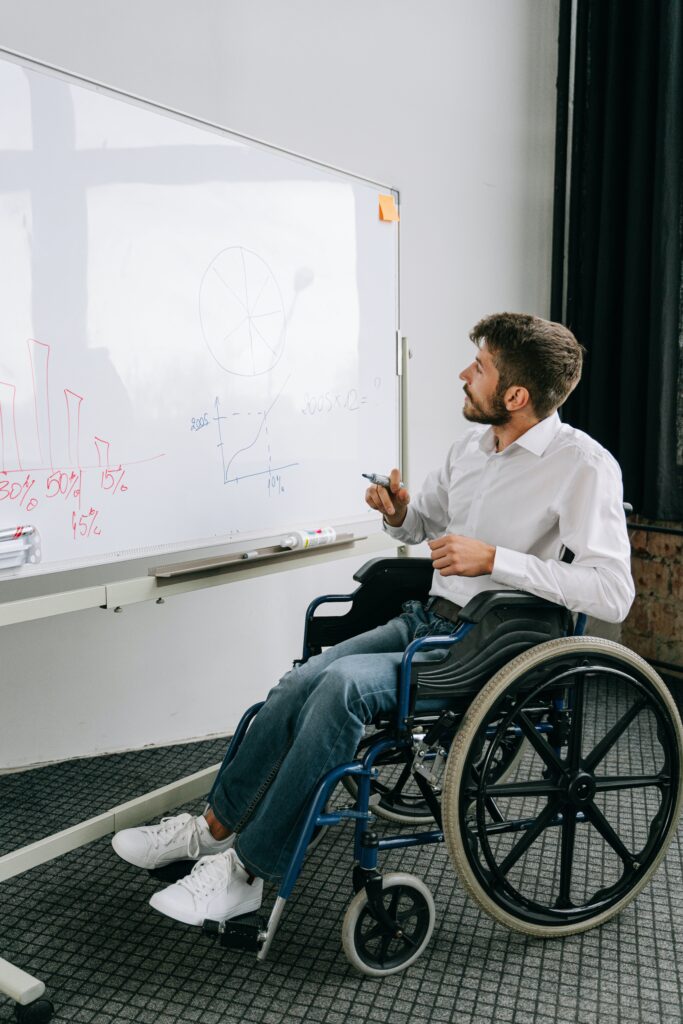 De nombreuses aides et aménagements existent quand on veut entrer en formation en étant en situation de handicap.