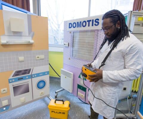 Stagiaire en formation continue de Bac Pro Métiers de l'électricité et de ses environnements connectés au Greta GPI2D