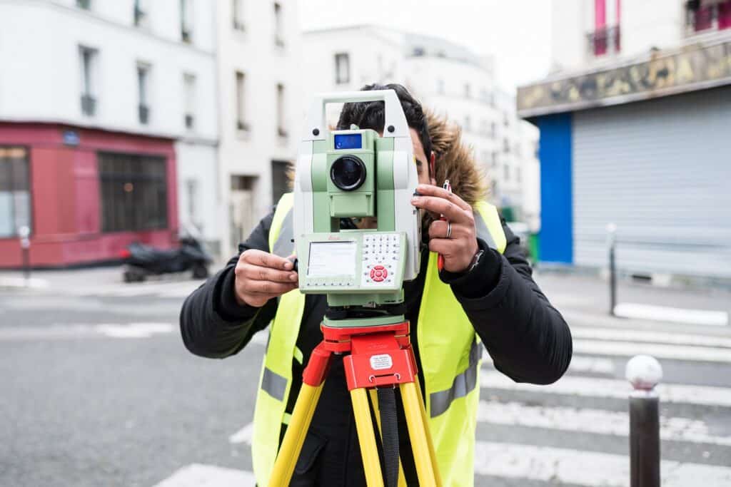 Stagiaire en formation continue utilisant un tachéomètre dans le cadre du BTS Métiers du Géomètre Topographe et de la Modélisation Numérique.