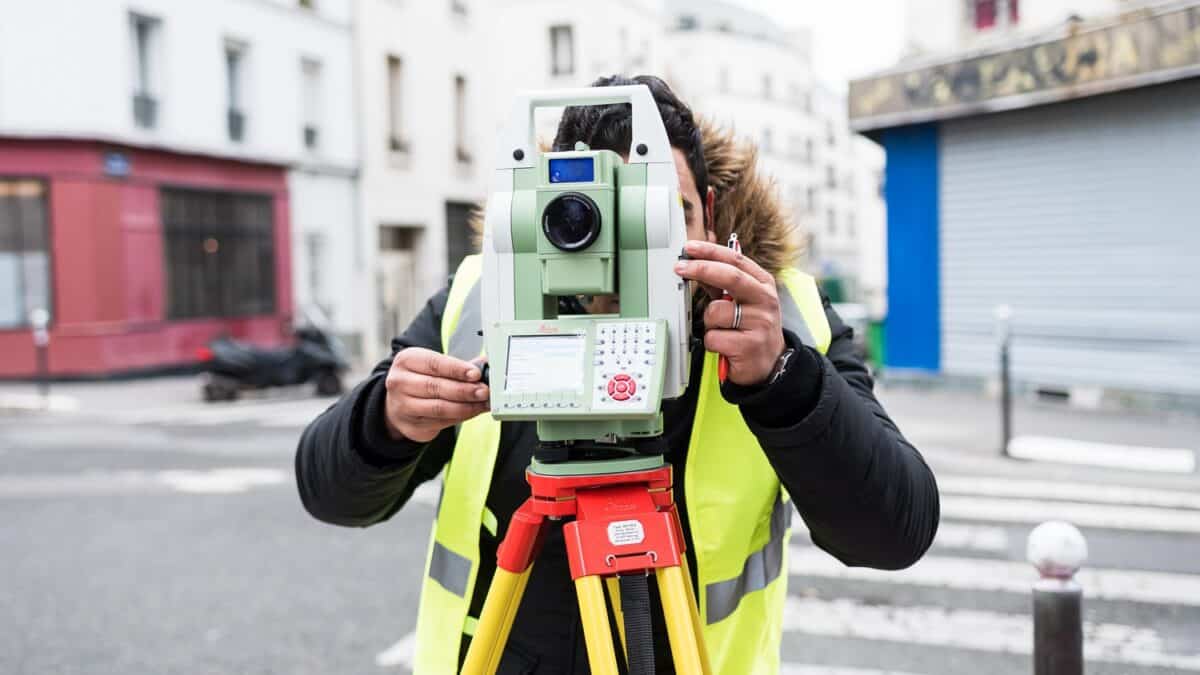 Stagiaire en formation continue utilisant un tachéomètre dans le cadre du BTS Métiers du Géomètre Topographe et de la Modélisation Numérique.