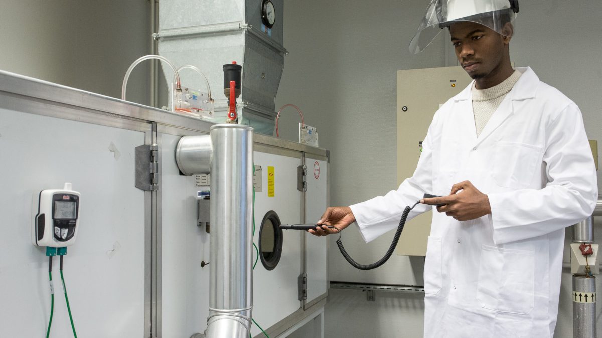Stagiaire en formation MFER : Bac Pro Métiers du Froid et des Énergies Renouvelables.