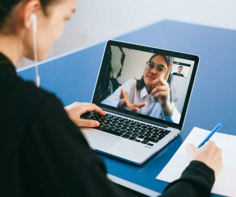 Stagiaire et son tuteur préparant à distance l'épreuve U63 du BTS Opticien-Lunetier.