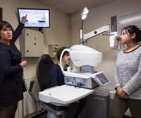Stagiaires préparant le passage du bloc de compétences 1 du BTS Opticien Lunetier en analysant la Kératométrie et la pachimétrie de la cornée.