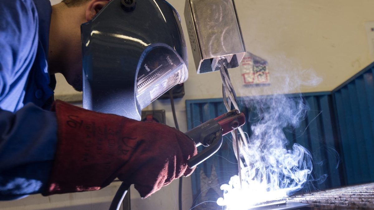 Stagiaire effectuant une soudure dans le cadre de sa formation de CAP Métallier.
