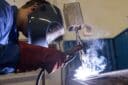 Stagiaire effectuant une soudure dans le cadre de sa formation de CAP Métallier.
