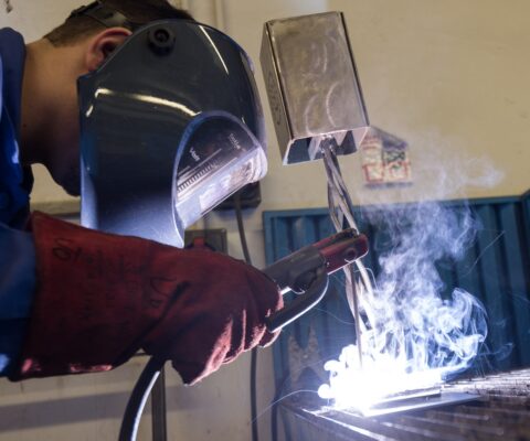 Stagiaire effectuant une soudure dans le cadre de sa formation de CAP Métallier.