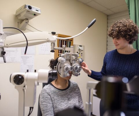 Formation en alternance à la Licence Pro Optique Professionnelle.