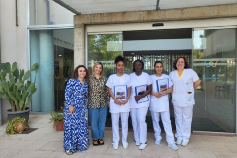 Nos trois apprenties aides-soignantes posant aux côtés de l'équipe ERASMUS qui les a accueillies en stage à l'étranger.