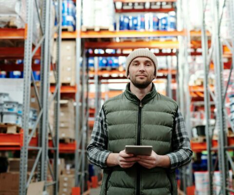Stagiaire en formation de gestion informatisée des stocks avec passage de CACES.