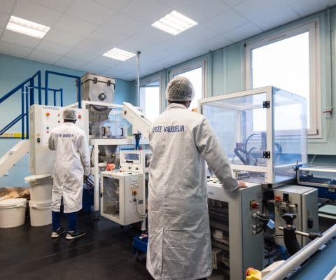 Stagiaire sur une ligne d'ensachage de savons dans le cadre du Bac Pro Pilote de Ligne de Production au GPI2D.