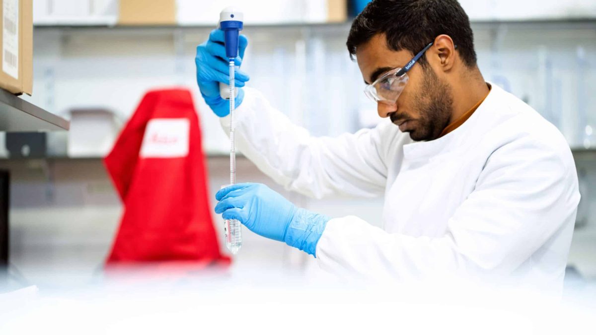 Stagiaire manipulant des tubes à essai en CAP Industries Chimiques.