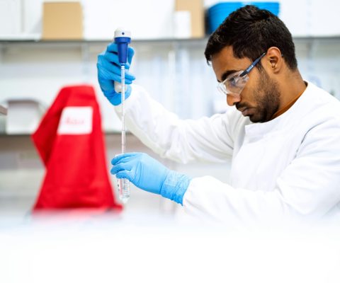Stagiaire manipulant des tubes à essai en CAP Industries Chimiques.