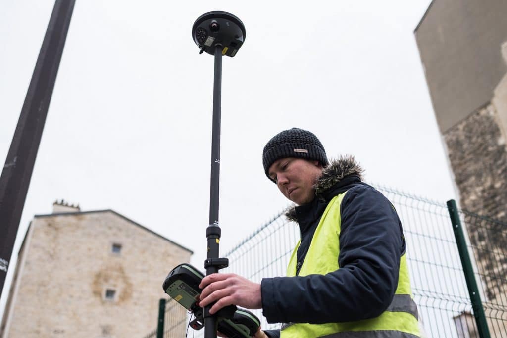 Apprenti du GPI2D en BTS géomètre-topographe utilisant un GNSS sur un chantier.