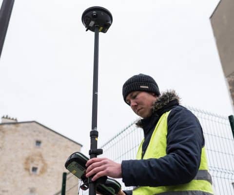 Apprenti du GPI2D en BTS géomètre-topographe utilisant un GNSS sur un chantier.