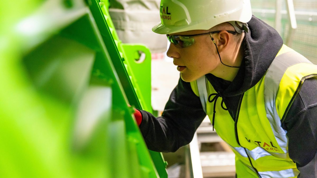 Stagiaire dans une usine préparant son Titre Pro Technicien de Maintenance Industrielle.