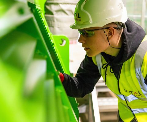 Stagiaire dans une usine préparant son Titre Pro Technicien de Maintenance Industrielle.