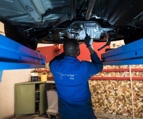 Stagiaire en Titre Pro Mécanicien de Maintenance Automobile dans l'atelier de mécanique du lycée Jenatzy, à Paris.