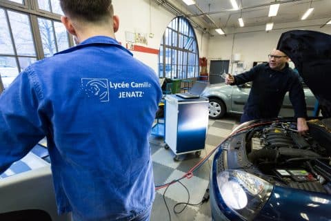 Stagiaires du Greta GPI2D en formation mécanicien auto en train de réparer une voiture.