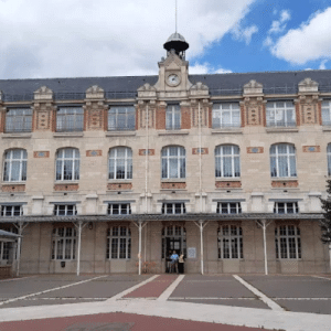 Aller sur la page du lycée Voltaire